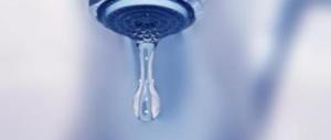 Varese, scambia l’acido per sapone: doccia con ustioni. È grave