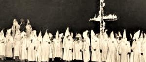 Risibile mascherata degli anti-Trump: protestano travestiti da Ku Klux Klan