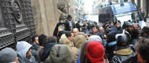 Migranti, il sindaco di Vitulano dice basta e chiude la strada per il centro d’accoglienza