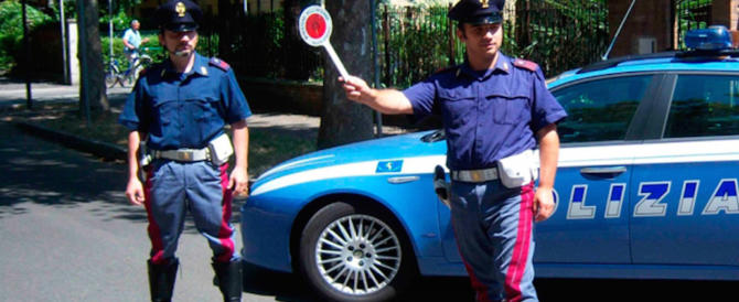 La polizia intima lalt e lui fugge. incidente e traffico in tilt ... La polizia