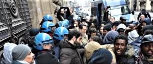 Rogo di Sesto, clandestini in piazza. Donzelli: “La colpa è dei buonisti”