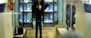 Presi i rapinatori della gioielleria in centro a Roma: traditi dalle foto su Fb