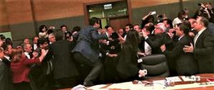 Botte da orbi al parlamento turco sulla riforma che amplia i poteri di Erdogan
