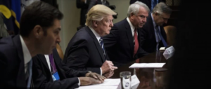 Trump al cartello farmaceutico: «Abbassate i prezzi, sono astronomici»