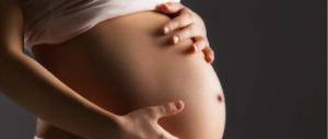 Utero in affitto, stop di Strasburgo: “Serve legame biologico per riconoscere il figlio”