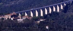 Volo di cento metri dal viadotto: 45enne si suicida a Grosseto