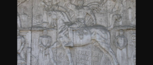 Bolzano, la vendettina di Pd e Svp: oscurato il monumento a Mussolini con un led