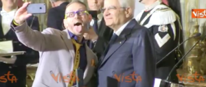 Mattarella lo premia, lui scatta un “selfie” facendo la linguaccia (video)
