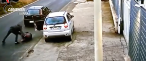 Rapinarono e trascinarono una donna attaccata all’auto (video). Due arresti