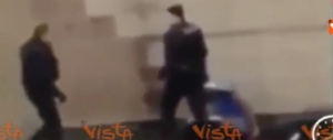 Parigi, rivolta contro la polizia per un ragazzo volentato col manganello (video)