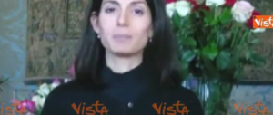 Grazie della polizza, anzi, dei fiori: su Fb “canta” Virginia Raggi… (video)