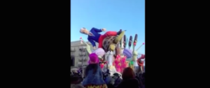 Crolla il carro di Carnevale con il pupazzo di Renzi: ferita una bambina (video)