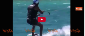 Obama, lasciate le rogne presidenziali a Trump, si rilassa col kite surf (video)
