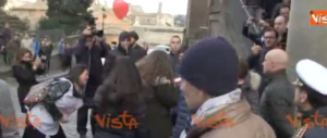 I fan di Virginia sotto la finestra. Lei si affaccia ma non vede folle oceaniche (video)