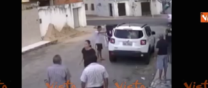 Botte e pistolettate per rubare un’auto: terrore in strada (video)