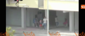 Spacciatori in azione tra i bambini che giocano: retata a Maddaloni (video)