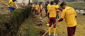 Dalle veline alle motoseghe: i calciatori del Cittadella vanno a zappare…