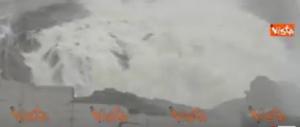 Diga di Oroville, ore di terrore: la piena travolge la copertura (video)