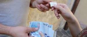 Il fratello 15enne si droga, aggredisce il pusher con la mazza da baseball