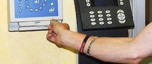 Furbetti del cartellino addio? Il Belgio lancia il microchip al posto del badge