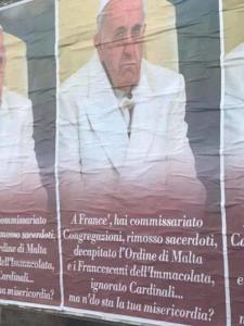 I manifesti che contestano Bergoglio affissi a Roma