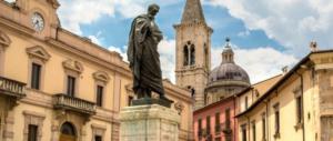 Sulmona, pulisce la piazza dalla neve a sue spese. E il sindaco gli fa la multa