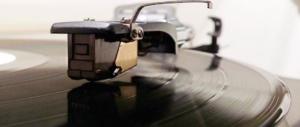 Il fascino del vinile colpisce ancora: escono i 45 giri delle hit di Sanremo