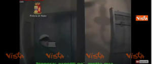 Finto vigile urbano entrava in casa di anziani e li derubava (video)