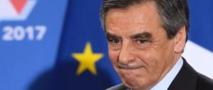 Fillon messo in ginocchio dallo scandalo e dalla Le Pen: «Non mi ritiro»