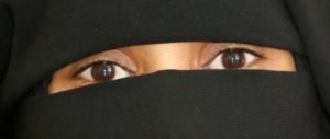 14enne rasata dalla madre per il no al velo islamico resta in comunità