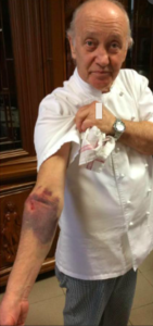 Mario Cattaneo mostra la ferita al braccio