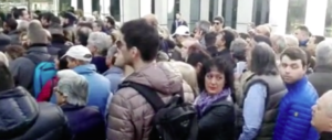 Equitalia: code, botte e svenimenti. La rottamazione delle cartelle slitta
