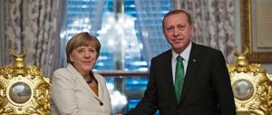 La Merkel stende il tappeto rosso per il dittatore Erdogan. Ma non serve…