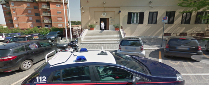 Crea antifurto fai da te, se lo dimentica e resta ferito dai pallini della pistola