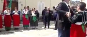 Michele Emiliano balla la tarantella e si rompe il tendine d’Achille (video)