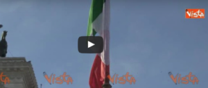 Natale di Roma, lo scivolone: la bandiera italiana è bucata (VIDEO)
