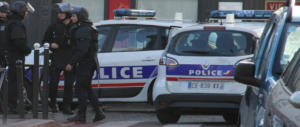 Champs-Elysées, arrestati i familiari dell’attentatore. In casa un arsenale