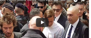 Totti, scarpini in oro per i 25 anni con la Roma: assediato dai tifosi (video)