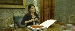 Raggi lavora e mangia la pizza: datele i fazzoletti, così si asciuga il sudore