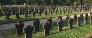 25 aprile, cerimonia al Campo X senza bandiere e solo quattro saluti romani