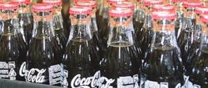 “Fa ingrassare”. L’ultima follia del governo: tassare la Coca Cola