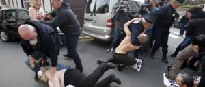 Francia, incursione delle Femen al seggio dove vota Marine Le Pen. Arrestate (video)