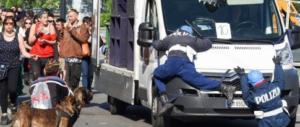 Torino, poliziotti-fantoccio travolti dal furgone anarchico. Insorgerà Boldrini?