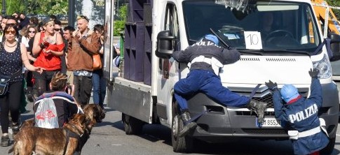 Torino, poliziotti-fantoccio travolti dal furgone anarchico. Insorgerà Boldrini?