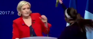 Marine Le Pen aggredita: l’estrema sinistra attacca il comizio del Fn