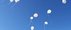 Palloncini bianchi e colombe per l’ultimo addio a Emanuele (video)