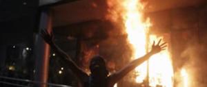 Paraguay, manifestanti assaltano il Parlamento e appiccano incendio (video)