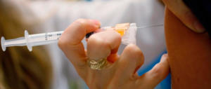 Fingeva di vaccinare i bimbi e gettava le fialette. Si fa luce sull’infermiera