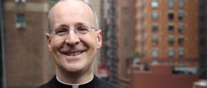 Il gesuita Martin detta il nuovo corso della Chiesa: «Alcuni Santi erano gay»