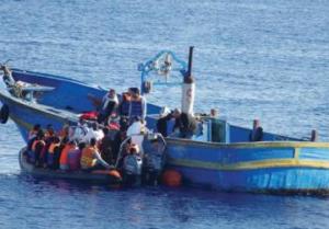 Moas carica gli ultimi immigrati dal barcone